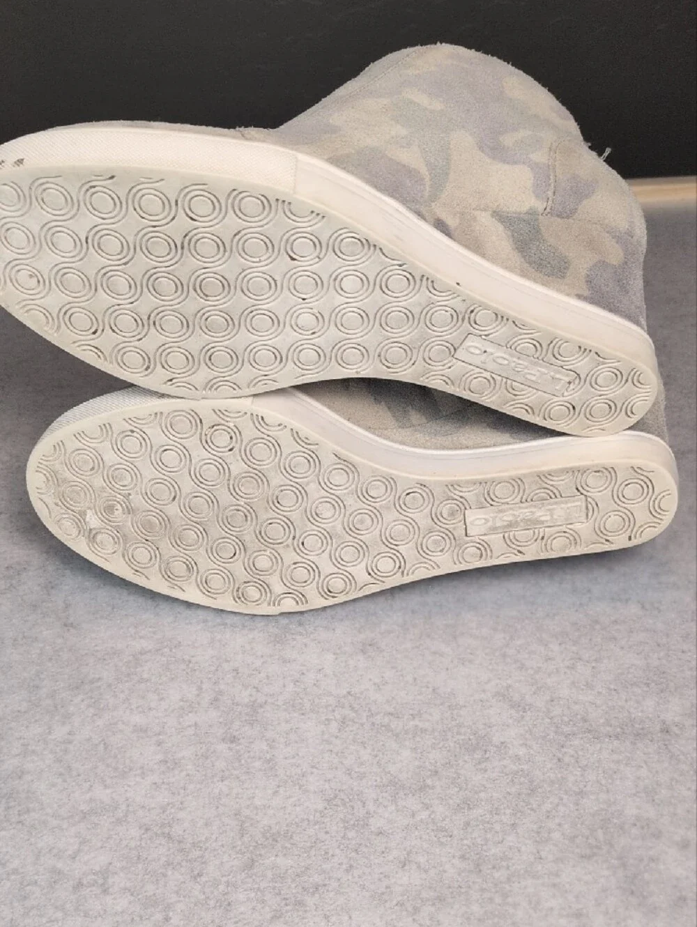 Linea Paolo Size 5 Women’s Suede Zip Up Wedge in Light Gray Camo